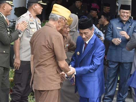 #4 tantangan seorang pemimpin dalam memimpin sebuah tim. Cara Bangsa Ini Menghargai Jasa Veteran Pejuang - Habari.id