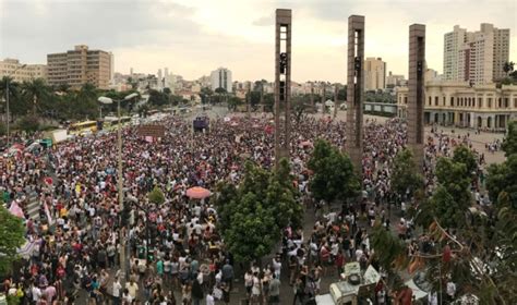 Entre as reinvidicações, a saída do chefe do executivo nacional do poder e medidas que atendam a população mais vulnerável. Manifestação contra Bolsonaro reúne 100 mil pessoas em BH ...