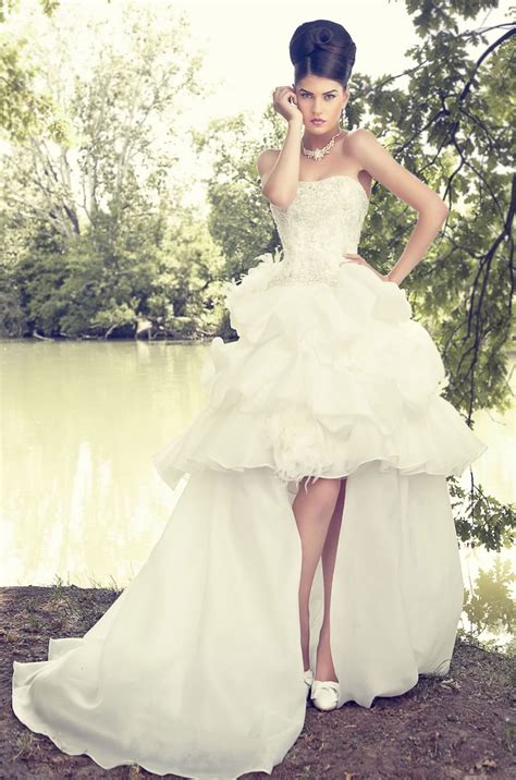 En ce moment une robe de mariee courte devant longue derriere sera un bon choix. robe-de-mariage-moderne-courte-devant-longue-derriere | La ...