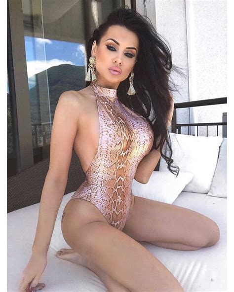 Model Cheekily Asks Fans To Get Int Mate With Her As She Strips To