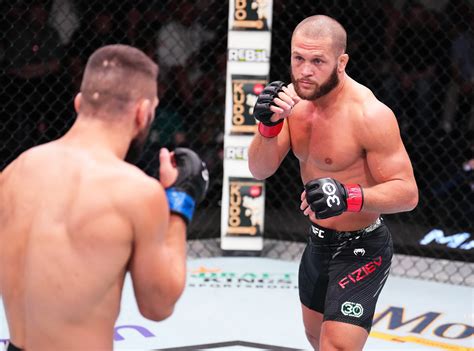 На турнире UFC азербайджанец Физиев потерпел поражение от поляка Гамрота