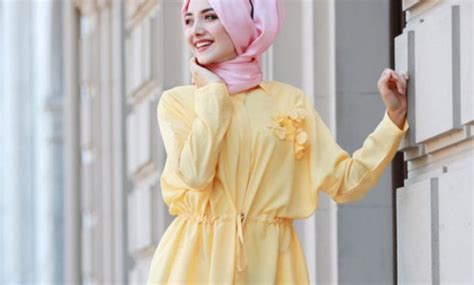 Beberapa orang mungkin merasa suram jika. 10 Gambar Baju Kuning Cocok Dengan Jilbab Warna Apa ...