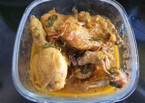 Ciri khas makanan ini menggunakan ayam kampung . Resep Ayam ingkung (opor) oleh Tina Hasbie - Cookpad