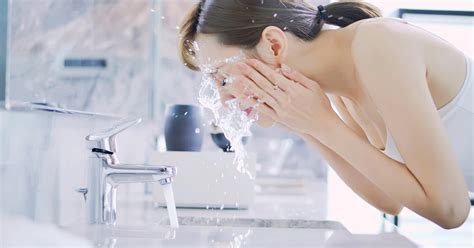 The Correct Way To Wash Your Face So Youll Look Like A Superstar All