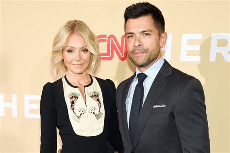 Kelly Ripa Did Not Almost Die During Sex With Mark Consuelos