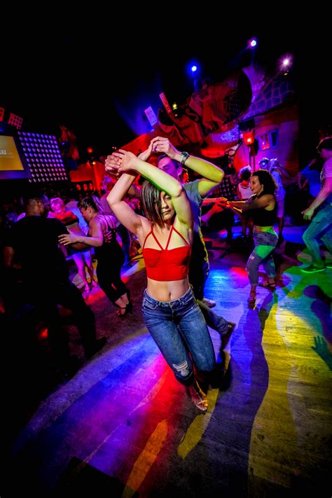 картинки Танцор легкий Танцевать мероприятие ночной клуб дискотека представление