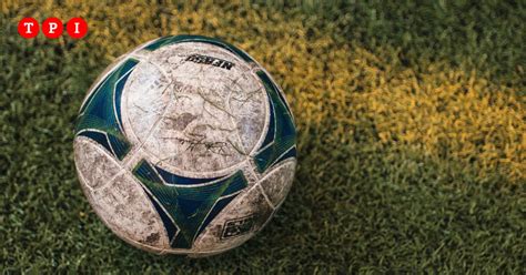 Usa Spara A Bambina Di Anni Per Un Pallone Finito Nel Cortile Di Casa