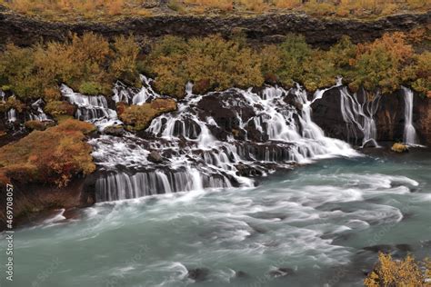 Foto De Hraunfossar A Cascade Of Small Waterfalls Flowing Into The
