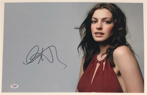 Anne Hathaway Signed 12x18 Photo Psa Coa