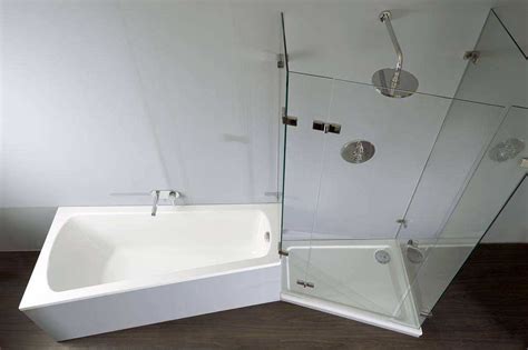 Die geringe wannentiefe ermöglicht einen bequemen einstieg und ein wassersparendes vollbad. Badewanne Mit Dusche Kombiniert Badewanne Dusche Kombi ...