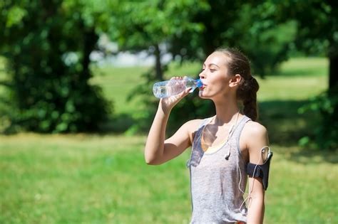 Premium Photo Sporty Young Woman Drinking Water
