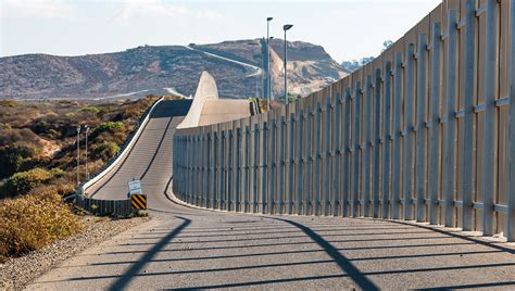 Trump Visits Border Wall In Arizona Kingman Daily Miner Kingman Az