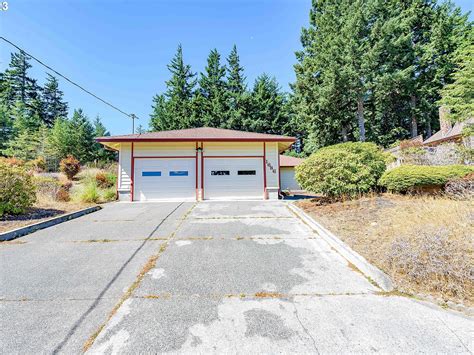 1686 Oak St North Bend Or 97459 Zillow