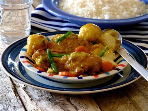 Like this rustic and delicious, warm pot of chicken stew with fluffy dumplings. Spicy Chicken Stew with Dumplings | Unilever Knorrox