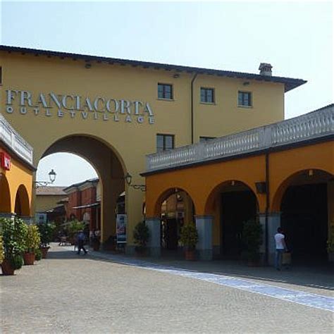 Die noch junge weinbauregion franciacorta in der lombardei wird gemeinhin als die champagne italiens bezeichnet. Outletcenter in Lombardei - italien.de.
