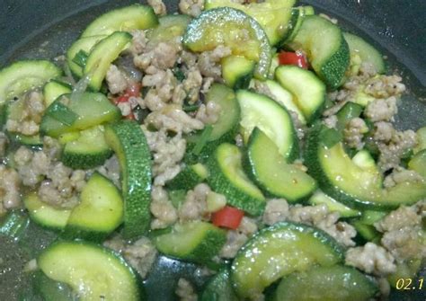 This is a good, very basic recipe on how to fry zucchini. How to Prepare Delicious Spicy stir fry Zucchini