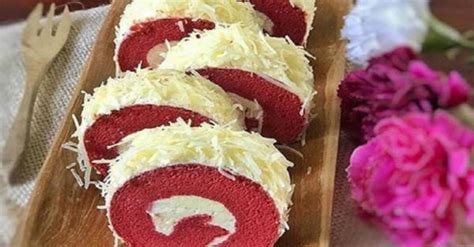 Bolu panggang pun digolongkan sebagai jenis kue yang cukup praktis dan mudah untuk dibuat. Cara Membuat Bolu Gulung Red Velvet, Intip Resepnya agar Tekstur Lembut dan Enak
