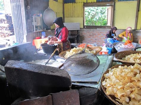 Mesin keripik singkong andaro bisa digunakan dengan mudah, dan tentunya pekerjaan mengiris singkong menjadi keripik bisa dilakukan dengan jauh lebih cepat. Ini Dia Pabriknya Keripik Sanjai!