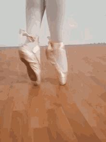 Pointe Tiptoes Gif Pointe Tiptoes Ballet Discover Share Gifs