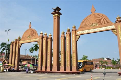 Walaupun malaysia mengalami suhu panas dan lembap secara puratanya sepanjang tahun, kita beruntung kerana mempunyai beberapa lokasi percutian di kawasan tanah tinggi seperti cameron highlands, genting highland, bukit fraser's dan bukit tinggi. 257+ Tempat Menarik di Malaysia PALING Popular 2019 Untuk ...