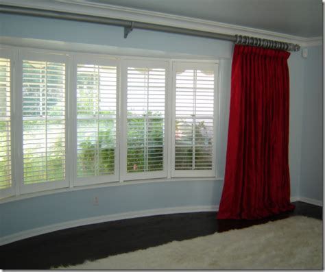 Window treatments for bay windows might be a daunting task because you can't deny the fact that there are three windows rather than one. interior house DESIGN: Window Treatment Ideas for Bay Windows