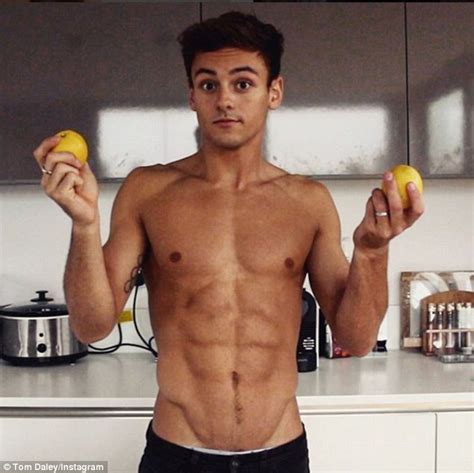 Tom Daley Shows Off His Muscular Physique In Shirtless Instagram Photo Sexiz Pix