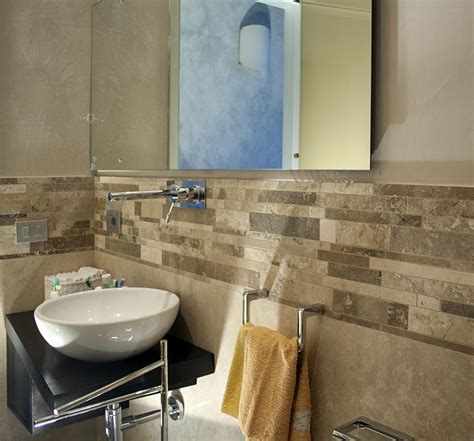 (rivestimento di un bagno con piastrelle) per mezzo di una livella ad aria controllare sempre la regolarità della pavimentazione. Decorazione a mosaico | Mosaici Bagno by Pietre di Rapolano