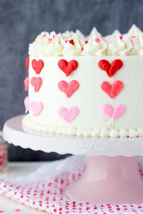 You Can Make This Valentines Day Cake Featuring An Ombre Heart Design