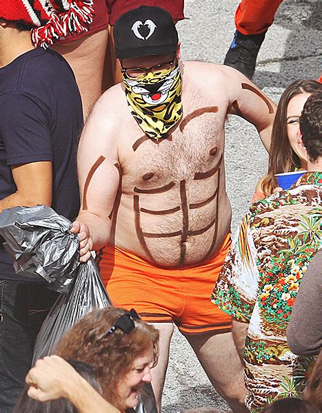Zac Efron Looks Impressively Ripped While Filming Neighbors Photos