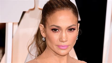 Jennifer Lopez Flashes Huge Diamond As She Announces Engagement