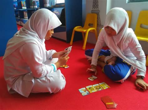 Pembelajaran sejarah (ternyata) lebih menyenangkan jika dilaksanakan dalam suasana yang informal. Belajar sejarah Indonesia lewat permainan kartu Linimasa ...