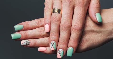 Unas de gel vs unas acrilicas cual elegir uñas acrilicas con efecto de plumonesrecreando diseño de instagram duration. Uñas acrilicas cortas | Uñas Acrilicas