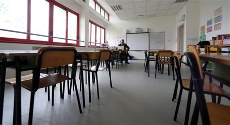 Gli amministratori hanno deciso di attendere i risultati dello screening sulla popolazione scolastica. Coronavirus, babysitter gratis ai dipendenti dell'azienda ...