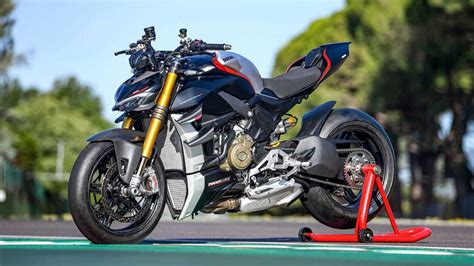Super Naked Showdown Ktm Super Duke R Evo Vs Ducati Streetfighter