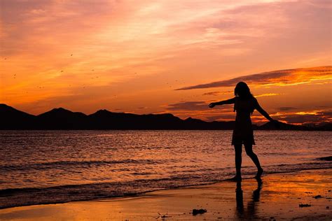 Top Pareja Caminando En La Playa De Noche Legendshotwheels Mx