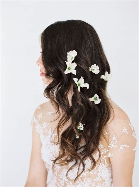 5 ways to wear flowers in your wedding hair wedding sparrow blog