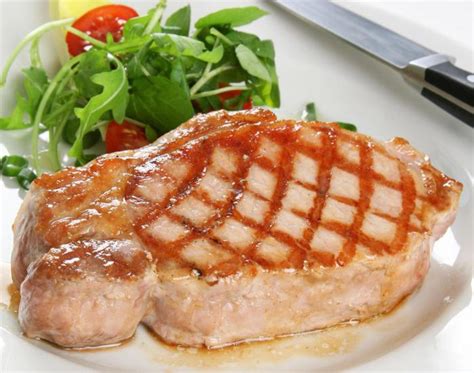 Wie man kocht leckere Steaks aus Schweinefleisch