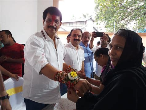 Police inspector pradeep sharma who is probing the extortion case against kaskar had then said, moin is understood to be against his father's illegal activities which have given the entire family a notorious iqbal kaskar is the younger brother of notorious underworld don dawood ibrahim. 12000 women tie Rakhi to Encounter Specialist Cop Pradeep ...