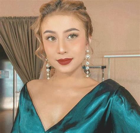 Biodata anya geraldine si selebgram sensasional penerus. Profil dan Biodata Awkarin plus Foto Terbaru Lengkap