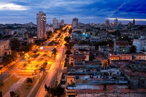Cuba La Habana De Noche La Vista Superior De Los Presidentes De La