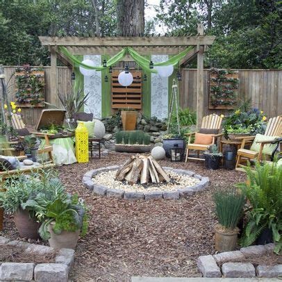 Colored wood chips or naturally weathered chips or bark act as mulch for your garden plantings. Best 25+ Wood chips landscaping ideas on Pinterest | Wood ...
