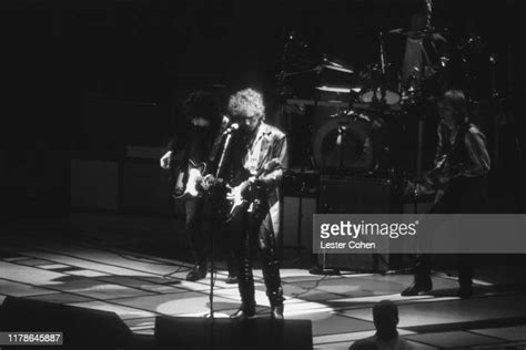 Bob Dylan Tom Petty Photos And Premium High Res Pictures Getty Images