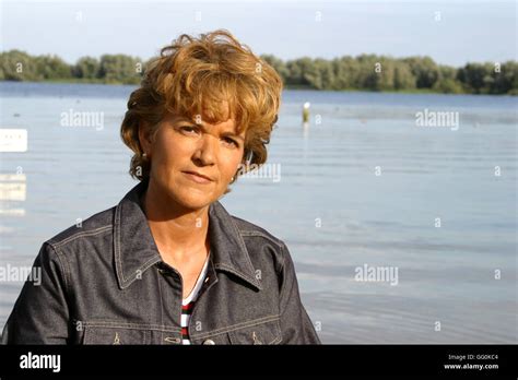 Reife Frau Ernst Porträt Stehenden Wasser Seite Tragen Jeansjacke
