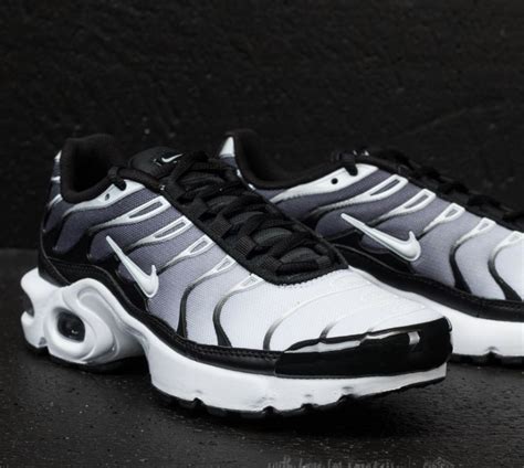 Die schuhe wurden selten getragen und sind so gut wie neu das einzige problem die schuhe haben. Wo kann ich diese Nike Tn's kaufen für Damen? (Schuhe ...