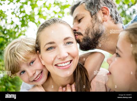 Familia Feliz En El Amor Con El Padre Besar Madre Fotografía De Stock Alamy