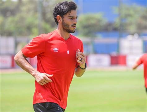 Hamdi fathi, al ahly player, was infected with coronavir. حمدي فتحي يشارك في مران الأهلي بعد تعافيه من كورونا - بطولات