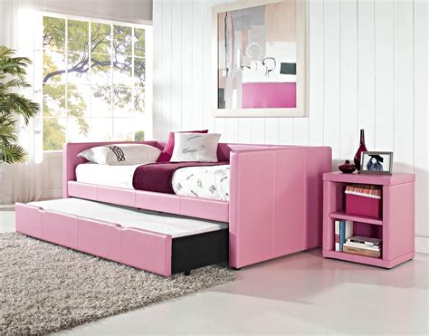 How To Transform Small Interior With Day Bed With Pop Up Trundle Like