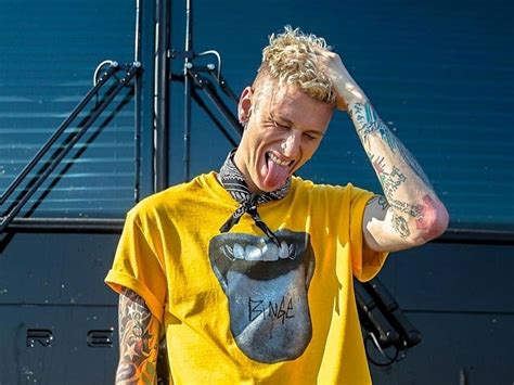Machine gun kelly released four mixtapes between 2007 and 2010 before signing with bad boy records. Machine Gun Kelly Busts Out The Champagne Following Eminem ...