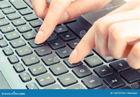 Hand Des Frauenschreibens Und Funktion Auf Laptoptastatur Stockfoto Bild Von Finger Digital