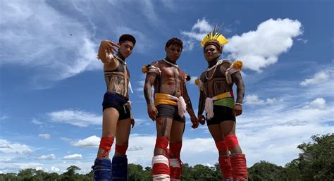Grupo indígena de rap Nativos MCs celebra suas origens no single e clipe Sou Kuikuro